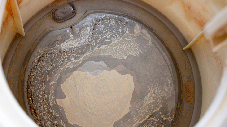 Як за декілька секунд позбутися товстого шару накипу на чайнику: копійчані домашні засоби