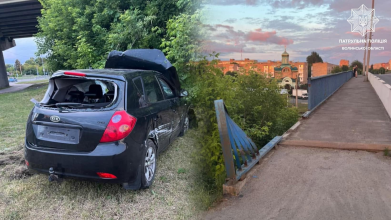 У Луцьку авто впало з мосту: водій був напідпитку. Відео