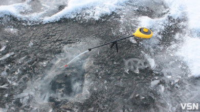 Крига 10 сантиметрів та жерлиці на щуку: фоторепортаж із зимового ставка у селі на Волині