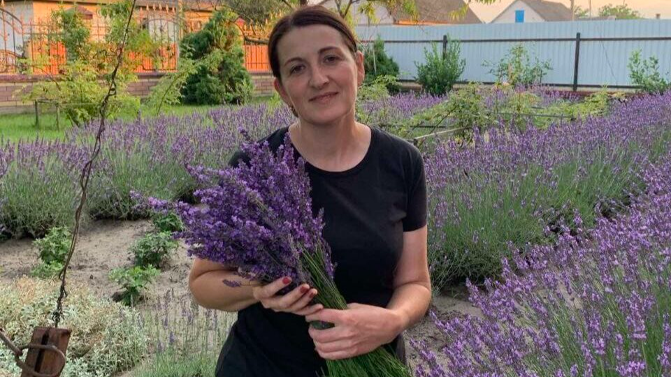 Купують зі всієї України: волинянка вирощує лавандин і створює квіткові композиції