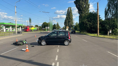 У Луцьку водій автомобіля Fiat зіткнувся із мотоциклом: двоє людей травмувалося