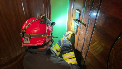 У Луцьку рятувальники визволяли із зачиненої квартири хворого чоловіка. Фото