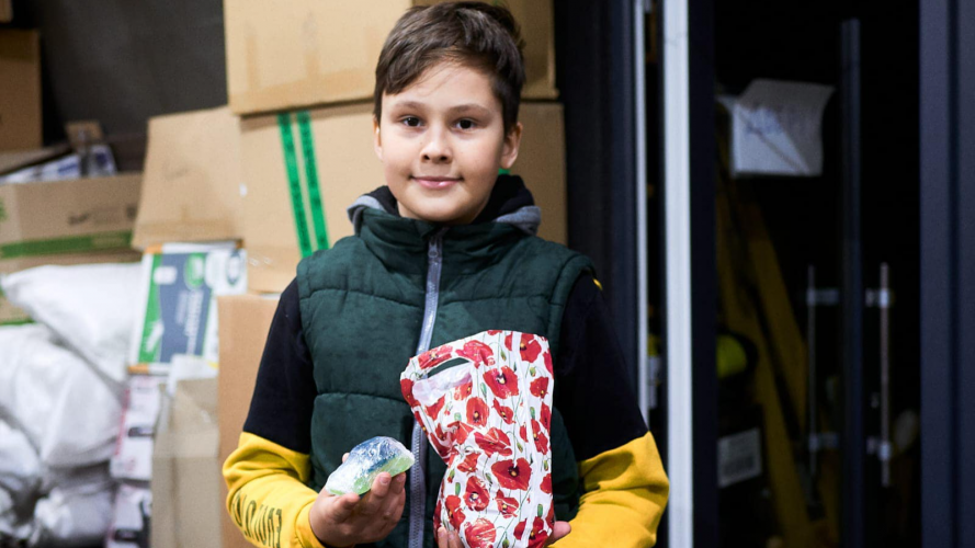 Привіт з Луцька: 11-річний волинянин передав для українських військових мило, яке зробив сам