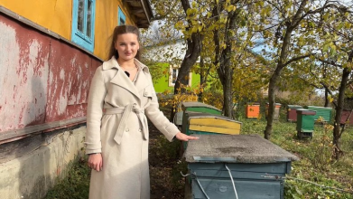 Донька зниклого безвісти воїна з Волині доглядає батькову пасіку, чекаючи на його повернення