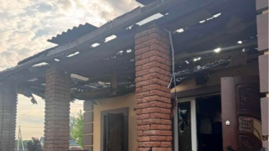 На Волині блискавка знищила будинок військовослужбовця. Родина потребує допомоги