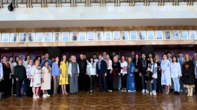 Вишиванка - генетичний код: колектив Волинського драмтеатру привітав зі святом