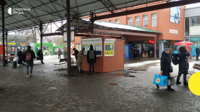 Націлив пістолет на людей і здійснив постріл: у Луцьку судили чоловіка за стрілянину на автостанції