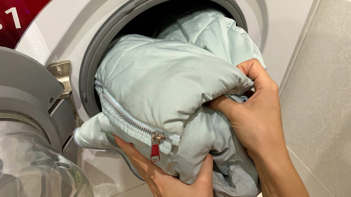 Як правильно прати пуховик, аби він не псувався, а пух не збивався