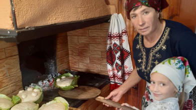 Волинянка пече хліб за рецептом предків на капустяному листі