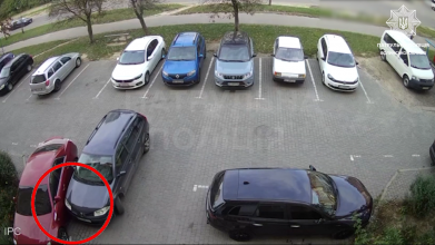 На парковці у Луцьку 19-річний водій кілька разів в'їхав у «кадилак» і втік. Відео