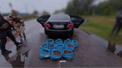 На Волині двоє жителів Рівненщини купили 100 кг бурштину: чи покарали їх