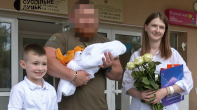«Він хотів другу дитину, як хотів, так і сталось»: у Луцьку з перинатального зустріли дружину і новонародженого сина загиблого Героя