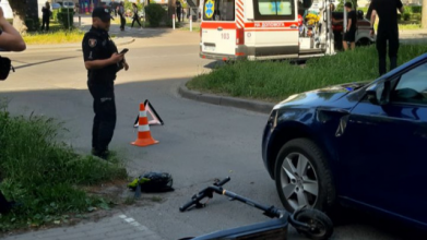 У Луцьку хлопчик на електросамокаті врізався в авто