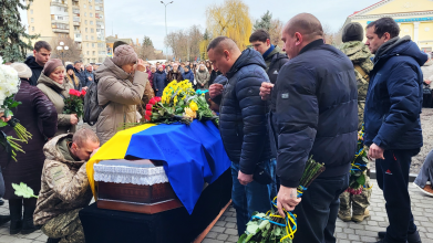 Мріяв одружитися зі своєю коханою: на Волині сотні людей прийшли попрощатися з 33 річним Героєм Андрієм Карацаєм