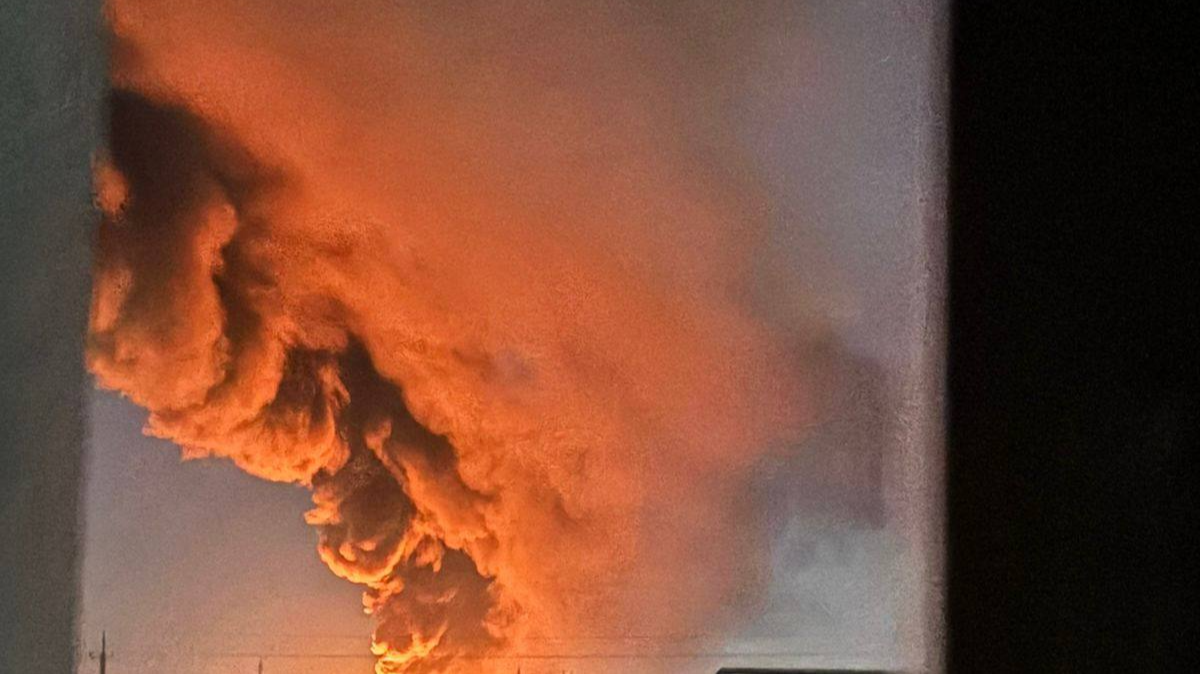 У Луцьку ліквідували пожежу після нічної атаки БПЛА на місто, - мер