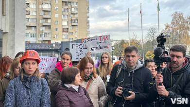 «Хлопці поранені, а вони бруківку укладають»: біля Волинської ОДА активісти вийшли на акцію