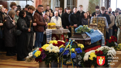 Підписав контракт після першого курсу: в Луцьку віддали останню шану 19-річному Герою Денису Бойченку