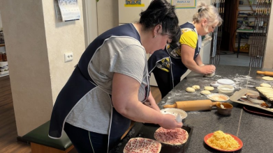 Ведуть YouTube-канал і діляться рецептами: троє волинянок готують домашні страви для переселенців та захисників