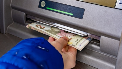 Волинянка взяла з банкомата чужі 10 тисяч гривень: як її покарав суд