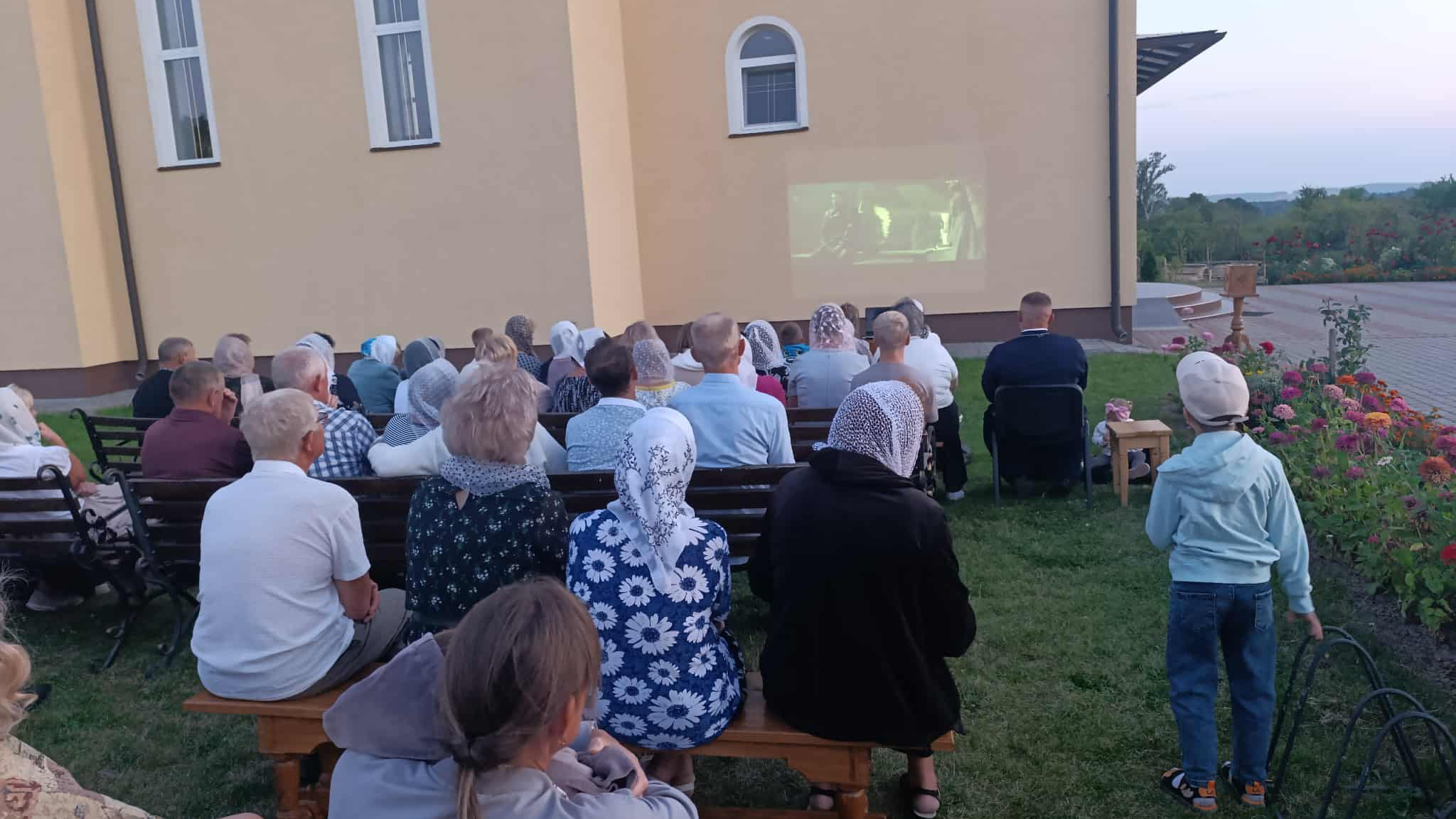 Кіно на стіні храму: як волинська громада підтримує ЗСУ та об’єднує парафіян