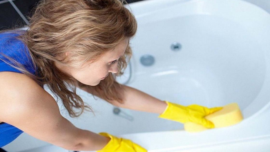 Усього 2 ложки — і ванна знову білосніжна: простий спосіб без дорогої хімії