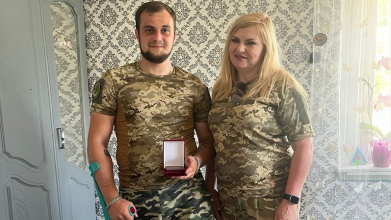 Поранених бійців 100-ї ОМБр відвідали у лікарнях та вручили почесні відзнаки