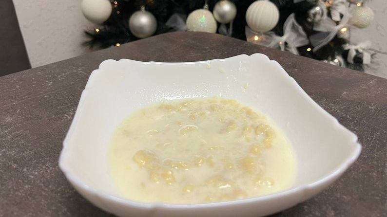 Волинянка поділилася рецептом традиційної каші-затирки. Відео