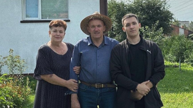 «Навчили жити»: відомий 18-річний виконавець з Волині Yaktak замилував фото із бабусею та дідусем