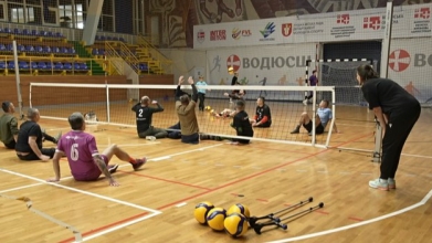 «Людям легше, коли ти вмер»: як на Волині волейбол повертає ветеранів війни до життя