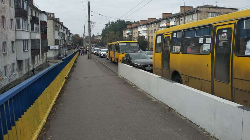 У Луцьку жінка ледь не впала з мосту: її госпіталізували