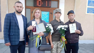 «Хрест Доблесті» та «Комбатантський хрест»: родинам двох воїнів із Волині передали посмертні нагороди