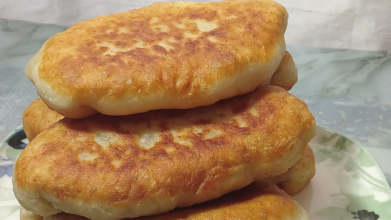 Домашні пиріжки з капустою на сковороді: пухкі, рум’яні та як у бабусі