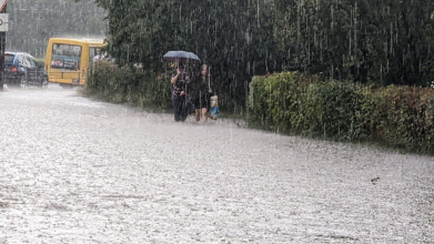 Негода у Луцьку: вулиці затопило, на дорогах - затори