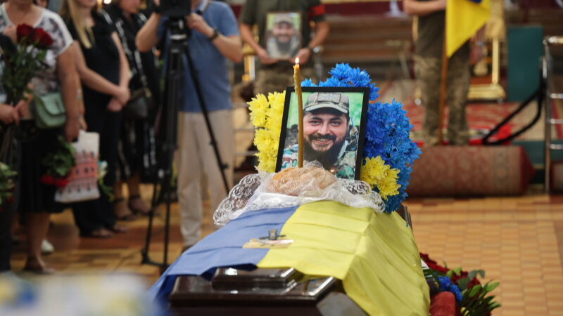 Загинув у травні, в поховали тільки нині: у Луцьку попрощалися із захисником України Сергієм Черленюком