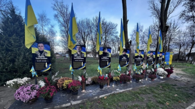 На Волині у центрі села п’яні чоловіки підпалили композиції на Алеї слави