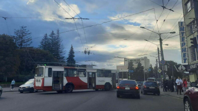 У центрі Луцька зіткнулися тролейбус та «лексус»