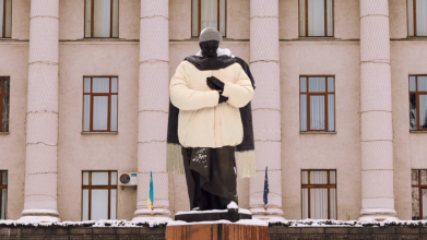 У Луцьку пам'ятники Лесі Українки та Тараса Шевченка «одягнули» у куртки. Відео