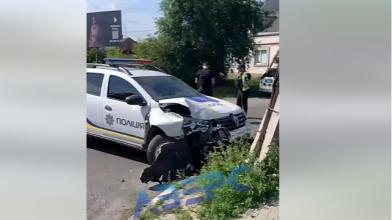 На Волині водій Volkswagen втікав від патрульних: службове авто врізалося в електроопору