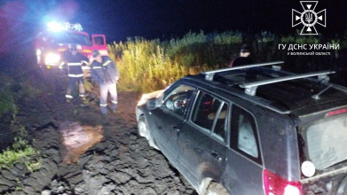 У Луцькому районі в болоті застряг автомобіль із вагітною жінкою та двома дітьми