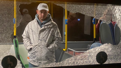 У Луцьку неповнолітні кинули камінь у маршрутку і розбили вікно: поліція шукає хуліганів