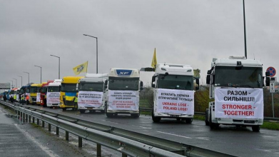 Були на підпитку: польські протестувальники розвернули вантажівку з автомобілями для ЗСУ