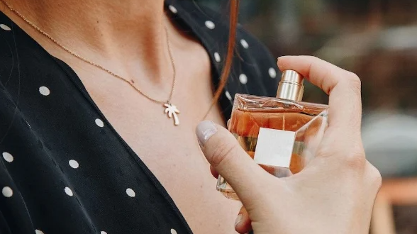 Волиняни поширюють фейк про небезпечні парфуми за донат, що «спалюють легені за тиждень»