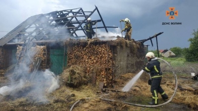 На Волині блискавка влучила у господарську споруду: виникла пожежа