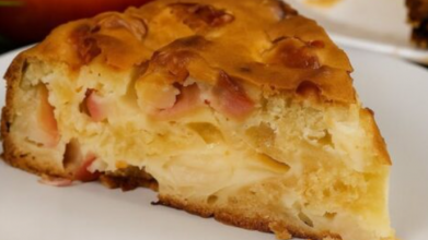 Рецепт смачного й пухкого яблучного пирога на кефірі