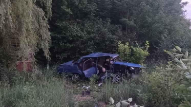 На Волині подружжя рятувальників витягло 16-річну дівчину з потрощеної машини