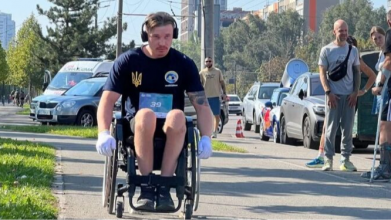 42 кілометри на кріслі колісному: ветеран із Волині подолав марафон заради поранених побратимів