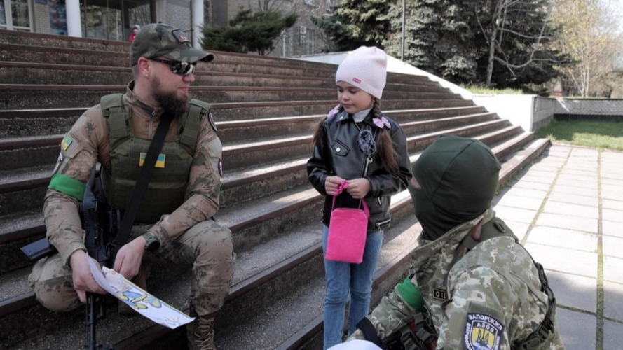 Шестирічна українка принесла військовим скарбничку з грішми, які збирала на море