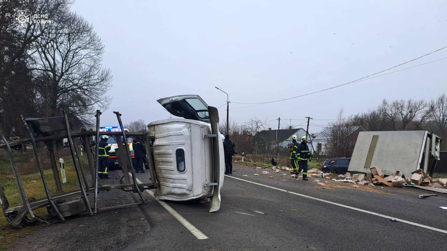 ДТП на Волині: рятувальники визволили постраждалого із затиснутого авто