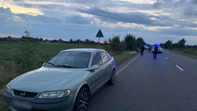 У селі на Волині пасажирка вистрибнула з авто і потрапила під колеса, жінка загинула