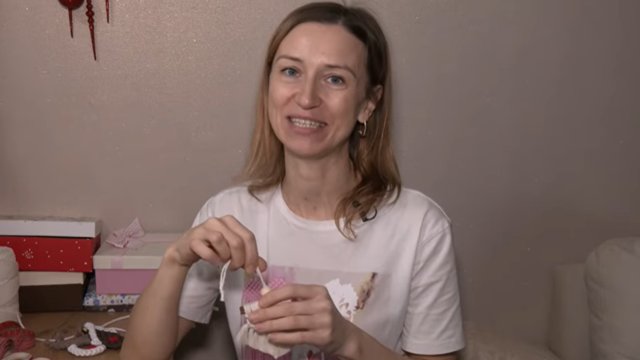 Лучанка в’яже етнічний одяг у техніці макраме та допомагає українським військовим